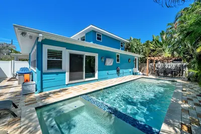 Image de New Large 4br Home- Private Pool- Steps to Beach