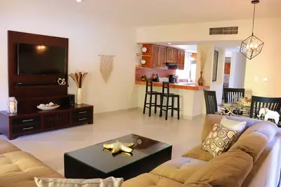 Image de Luxury Condo Close to the beach, Tropical Setting, Garden Patio, Golf Club Nearby