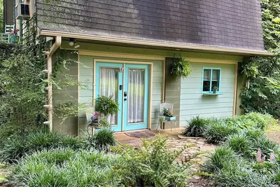 Image de Pet-Friendly Backyard Studio Retreat