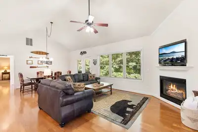 Image de Chattahoochee River House 2 - Say Hello to Neighbors at the Helen Festhalle!