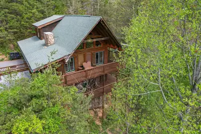 Image de Free Attraction Passes | Firepit, Theater, Pool Table, Hot Tub, Private