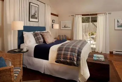 Image de Plan Your Escape to the Cottage! Minutes to Mystic, Connecticut. This pet-friendly retreat has a private fenced-in rear garden patio. Your stay includes organic breakfast, firepit, hammock, and onsite hiking trails. Up to 2 well-behaved pets welcome!