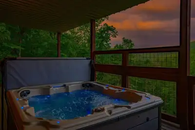 City & Mountain Views + Hot Tub + Pool Table + Fireplace - Absolute Heaven