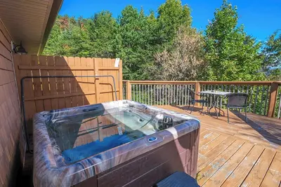 Image de Hot Tub with Mountain Views, Game Room & Fireplace - An Unforgettable Cabin