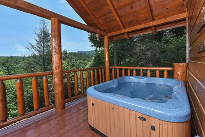 Image de Paradise in the Treetops, Hot Tub, Game Loft & Fireplace - Almost Bearadise