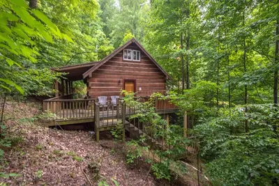 Image de Henwood's Hideaway - Cozy vibes and a hot tub!