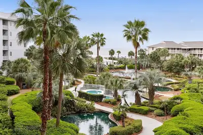 Image de Third floor Penthouse with wonderful ocean views! - *Pool heated seasonally*