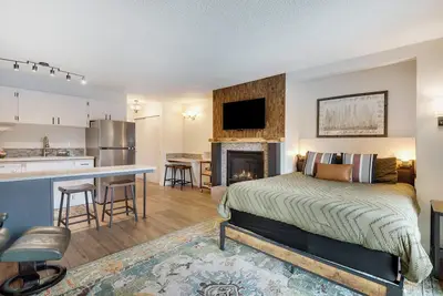 Image de \"May The Forest Be With You\" ground-floor studio with a beautiful view of the Deschutes River!