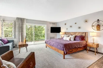 Image de Downtown Studio with 270-degree Riverview & Pool/Hot tub access