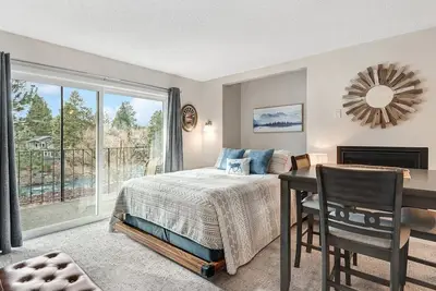 Image de Riverfront Studio w/ Pool & Hot Tub access! Edge of Downtown. No better location!