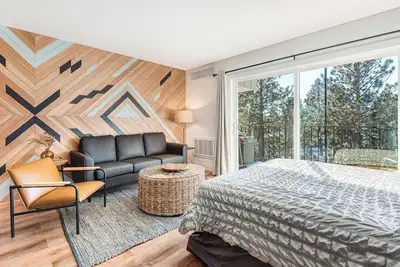 Image de \"Slopey Seconds\" Riverfront condo with balcony near downtown Bend