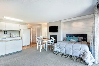 Image de \"The Riverhaus\" Riverfront Condo or Downtown Bend? How about both!