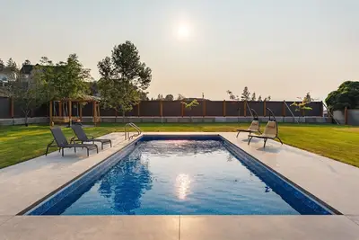 Image de The Upper Mission Estate with private pool & backyard