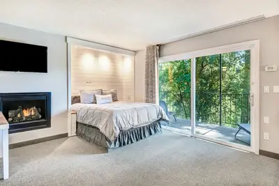 Image de \"Drake and Bake\" Riverfront Condo Next to Park and Downtown Bend