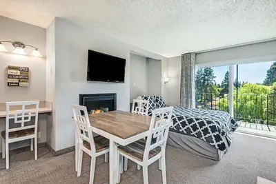 Image de \"Spillway to Heaven\" Top floor Condo w/ Riverview & Balcony, Downtown