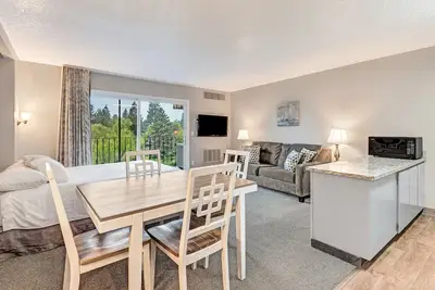 Image de \"Slope Floats\" Downtown Riverfront Condo. Best location in Bend!