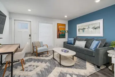 Image de Modern Apt w/ Skyline Views + Parking