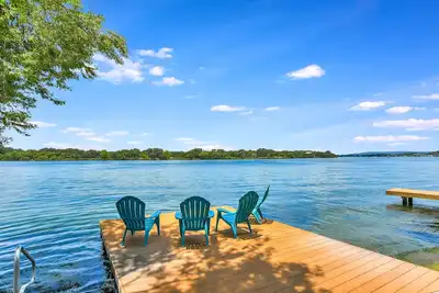 Image de Lake Front Home on Open Water