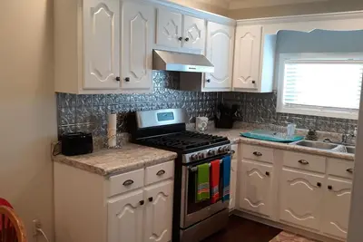 Image de Newly built upstairs Garage Apartment 900 sq. ft. sleeps 8; washer/dryer.