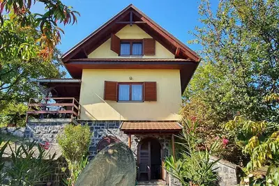 Image de Maison de vacances avec un beau panorama et un grand jardin