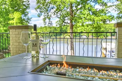 Image de Luxe Lakefront Estate with Beach + Hot Tub + Firepit + Dock