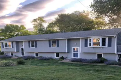 Image de Beautifully remodeled home in Bonnet Shores - Narragansett Ri