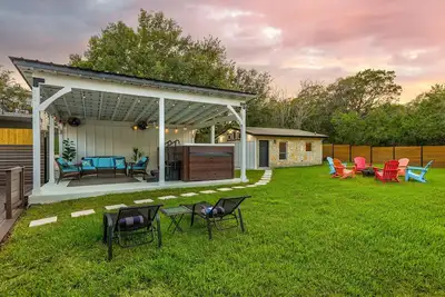 Image de South Austin Group Retreat with Swimspa and Backyard fun!