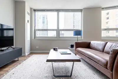 Image de Roomy River North 2br w/ Gym, Deck & Pool, walk to Mag Mile, by Blueground