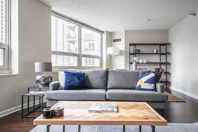 Image de Mod River North 2br w/ Gym, W/D, near Magnificent Mile, by Blueground
