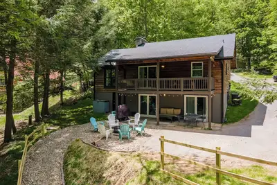 Image de Cozy Lakefront Retreat w/ Game Room & Hot Tub