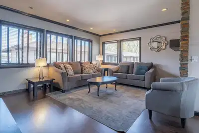 Image de Edgewater #16, Condominium with both lake and mountan views!