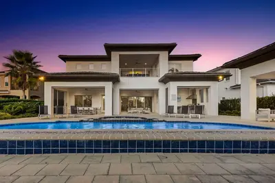 Image de Magic Mansion | 10-Bedroom 10. 5-Bathroom Villa w/Private Pool, Theater, Games Room