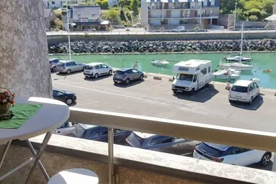 Image de Studio de 35m², avec pleine vue mer sur le port de Dahouët.