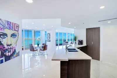 Image de Feels Like Summer! (2 bedroom condo)