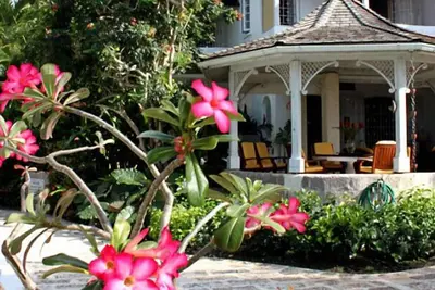 Image de Emerald Beach 1 - Villa Solandra | Beach Front - Located in Exquisite Gibbs Bay with Private Chef Services