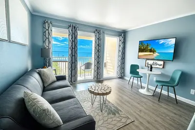 Image de Waterfront, Heated Pool, Balcony, and Serene Views