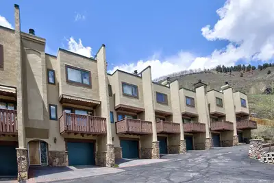 Image de Gorgeous townhome close to slopes with spectacular Vail Mtn. views! !