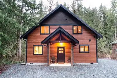 Custom Mt Baker Chalet w/hot tub and fireplace
