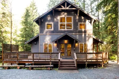 Image de Luxury Chalet near Mt. Baker- WiFi and Private Hot Tub - Sleeps 10