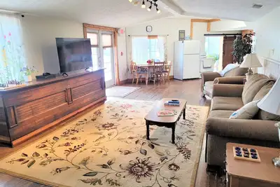 Image de Historic Hardware Inn with River Views: Ely Suite