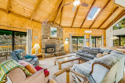 Image de Unique retreat near the lake w/game room, two spacious decks, WiFi - 2 dogs Ok