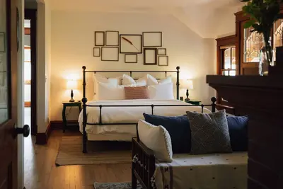 Mount Tom House - a whimsically charming getaway in 200 acres of Oregon forest