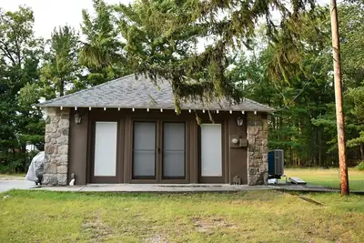 Image de Higgins Lake frontage Small Guest House With Shared Beach, Yard and Dock.