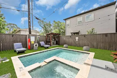 Image de Luxurious homeaway with Heated Pool Next to the Med Center! ! !