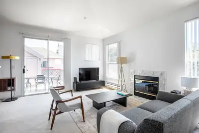 Image de Spacious Fremont 2br w/ W/D, Pool, close to Lake & Shops, by Blueground
