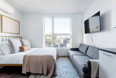 Image de Airy Central Square Studio w/Doorman, near Charles River, by Blueground