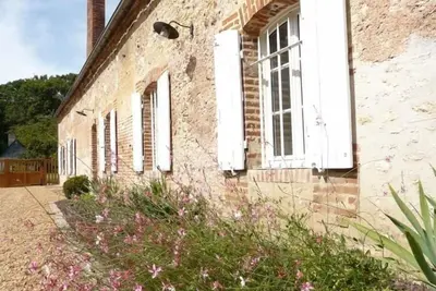 Image de Gîte de charme avec jardin, douves, vélos, et accueil animaux - 4 chambres, proche de Chartres