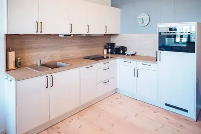 Image de Bright holiday apartment with modern furnishings and a view of the harbor.