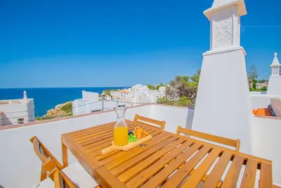 Image de 6 Centeanes: Clifftop apartment with sea views