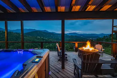 Free Attractions! 180° Views, 10per swimspa, Gas Firepit, Arcade room.